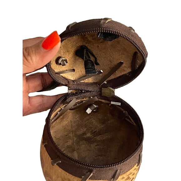 Crossbody Minimalistic Bag with Zipper Closure - Picture 6 of 8